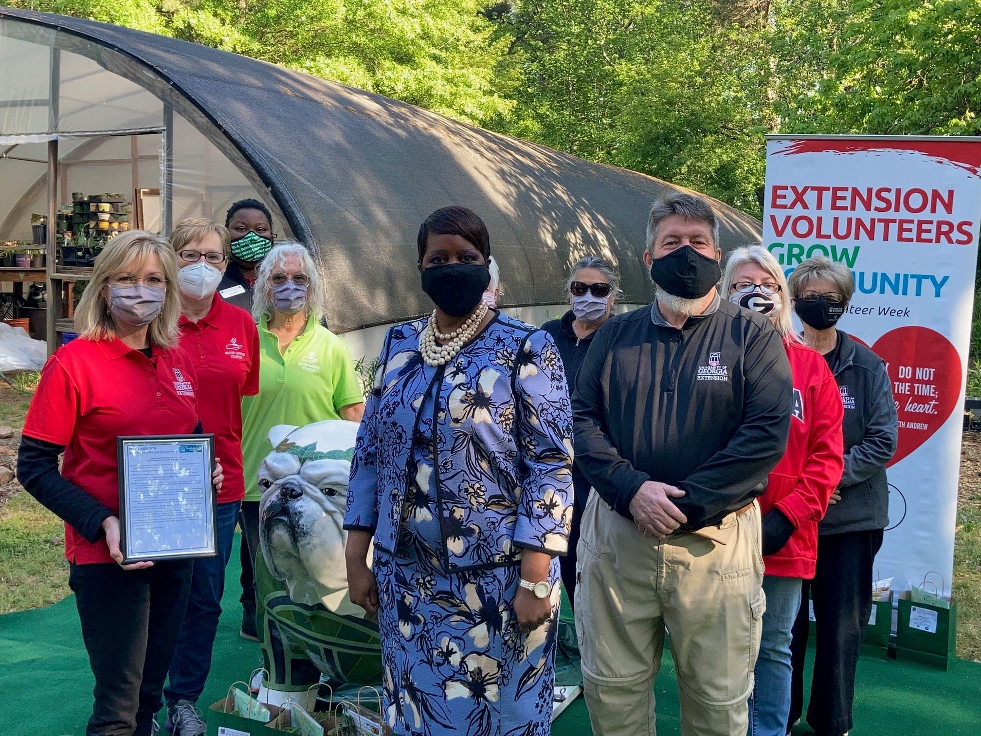 04_22_jones_uga_volunteers1